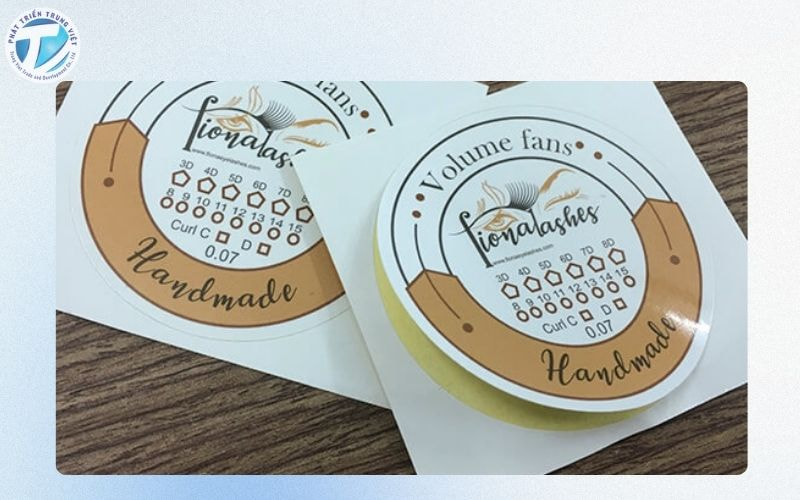 Decal giấy là loại nhãn được in trên chất liệu giấy có keo dán sẵn, dễ sử dụng